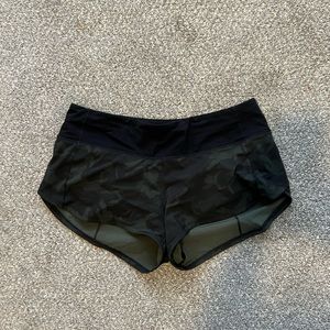 Lululemon 2.5” Speed Up Shorts LR